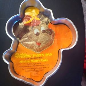 Set of 3 Vintage cake pans Disney Mickey Mouse, Winnie-the-Pooh, Daffy Duck NWOT